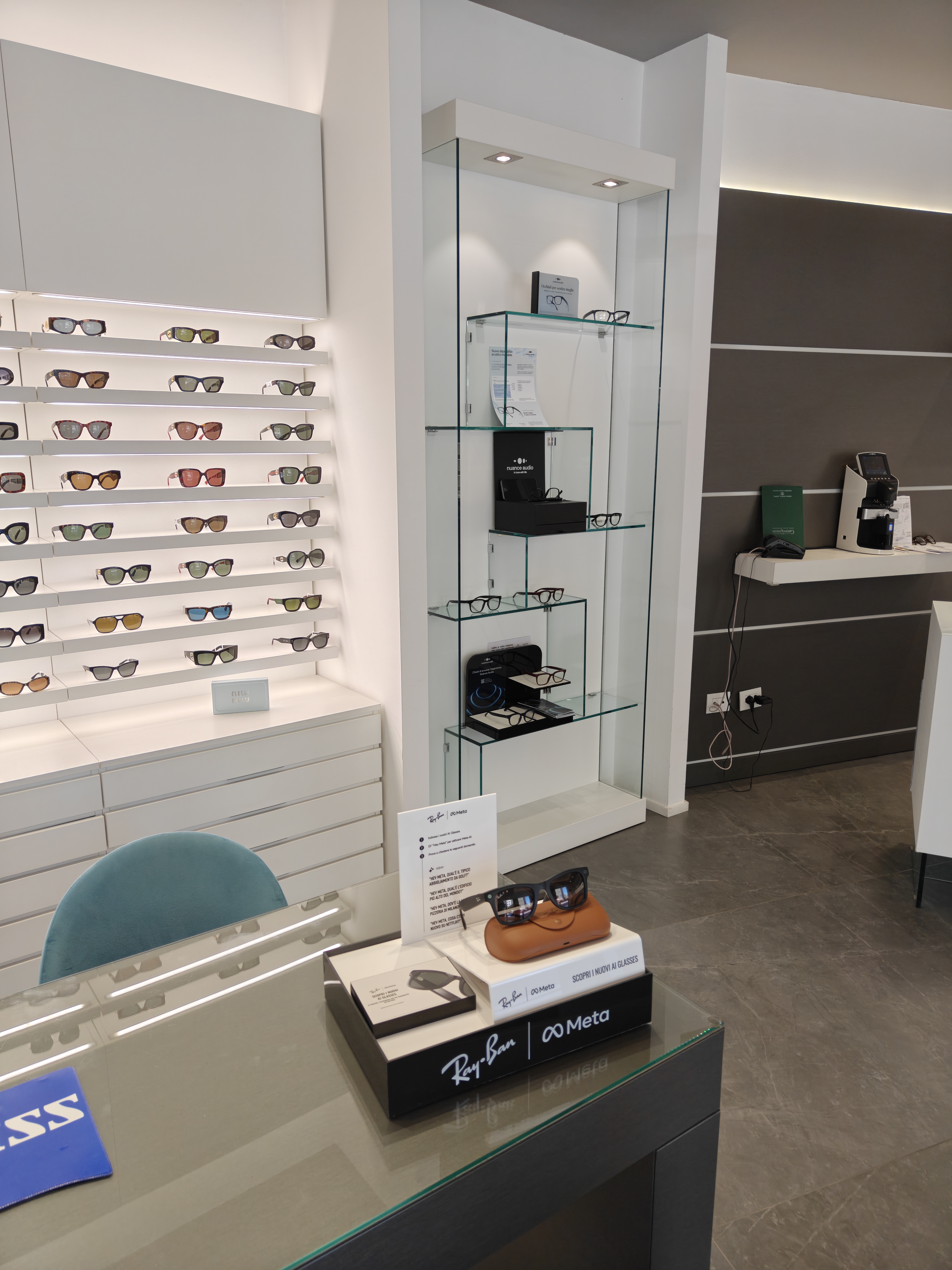 Sala principale con Nuance, Ray-Ban Meta e linee elettroniche eyewear